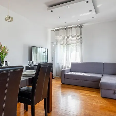 - Balcony, Park And Tram Nearby - By Rentujemy 아파트