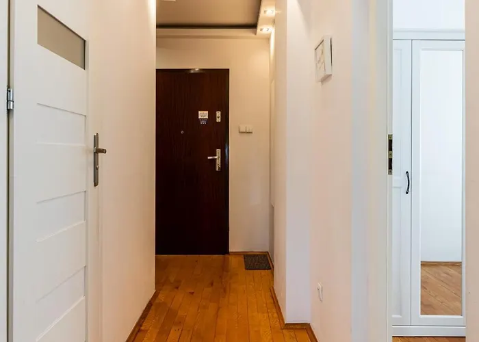 아파트 - Balcony, Park And Tram Nearby - By Rentujemy *