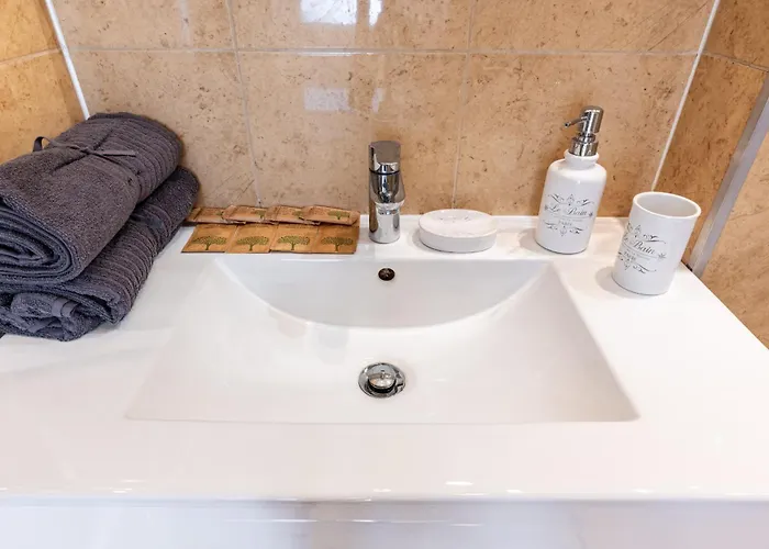 아파트 - Balcony, Park And Tram Nearby - By Rentujemy *