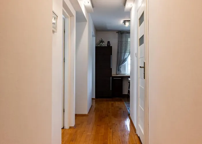 아파트 - Balcony, Park And Tram Nearby - By Rentujemy *