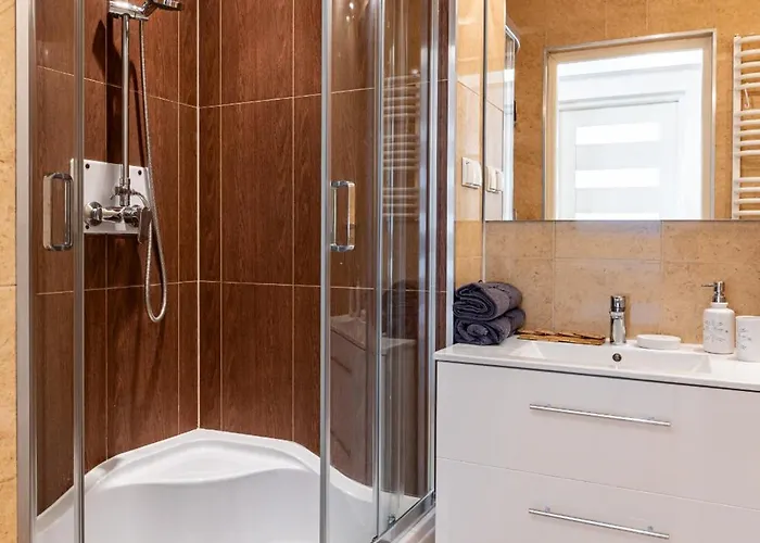 아파트 - Balcony, Park And Tram Nearby - By Rentujemy