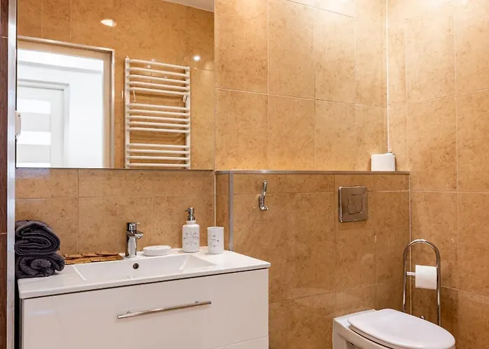 아파트 - Balcony, Park And Tram Nearby - By Rentujemy