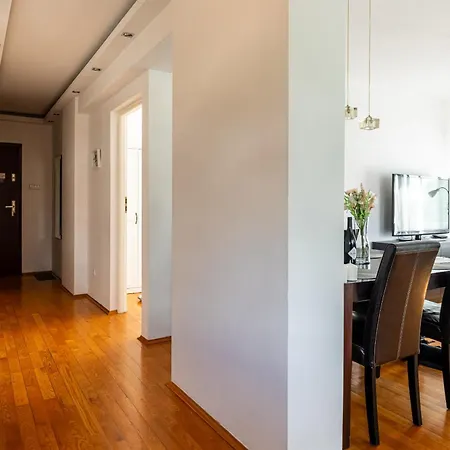 - Park And Tram Nearby - By Rentujemy Apartment
