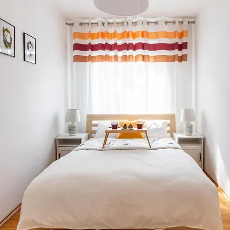 - Park And Tram Nearby - By Rentujemy Apartment